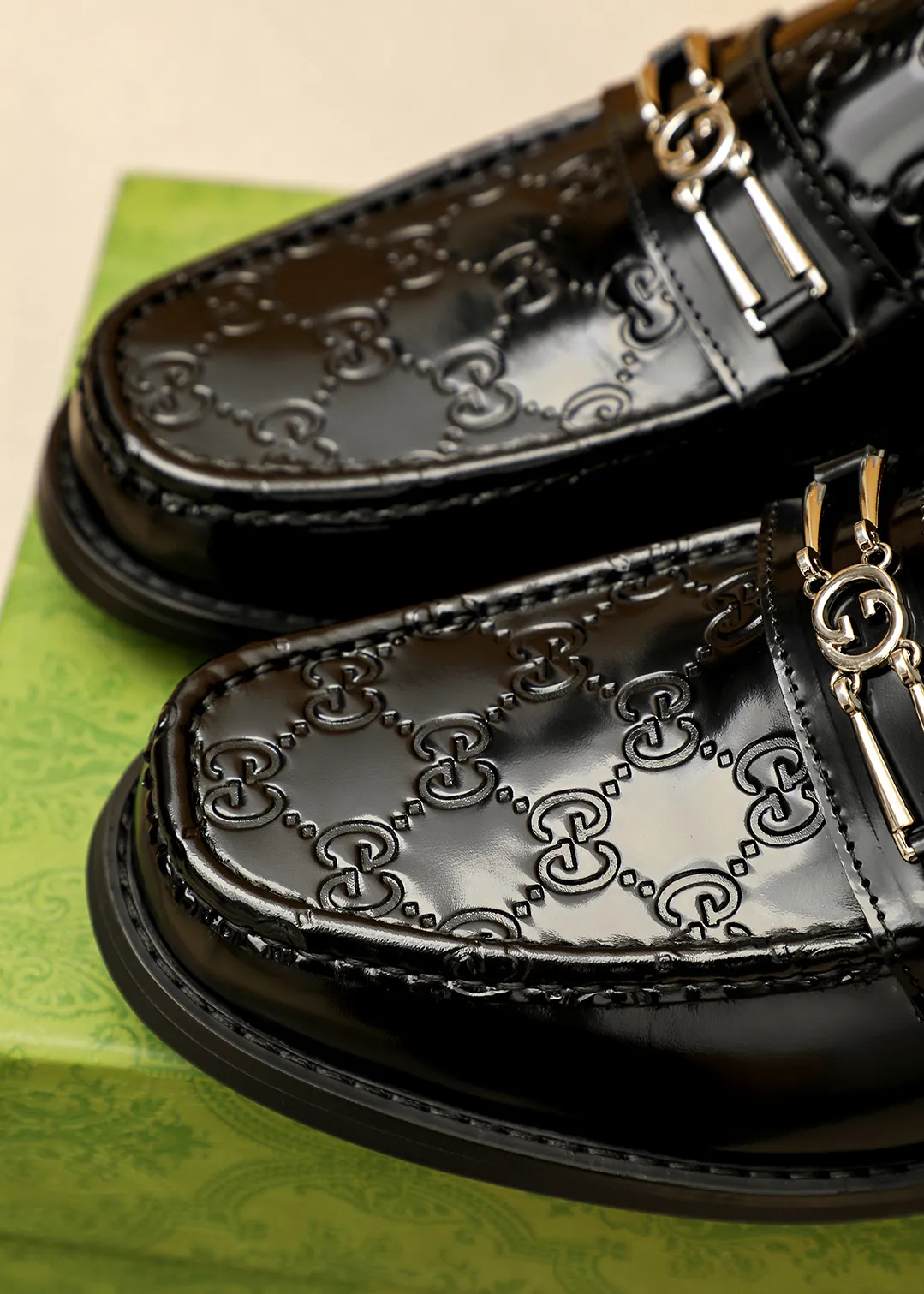 Men's shoes 💰480 💐 Product trademark: GUCCI "Gucci" casual leather shoes Regular size: 38-44 (45.46🉑️customized) Product materials: Selected imported first-layer open-edge beaded cowhide embossed upper + luxury hardware buckle, imported water-dyed cowhide leather lining. Strong three-dimensional visual effect, original outsole color: 2 colors available